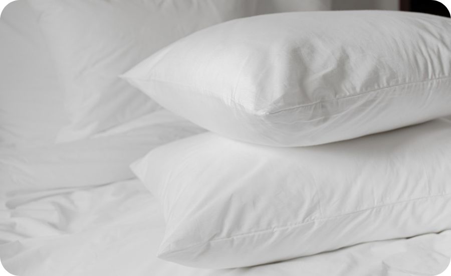 Oreillers à mémoire de forme sur un lir